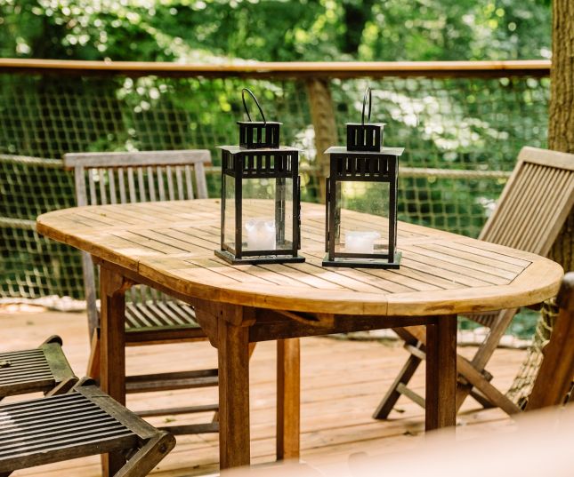 Venez savourer de d&eacute;licieux moments sur la terrasse de votre cabane perch&eacute;e en Normandie